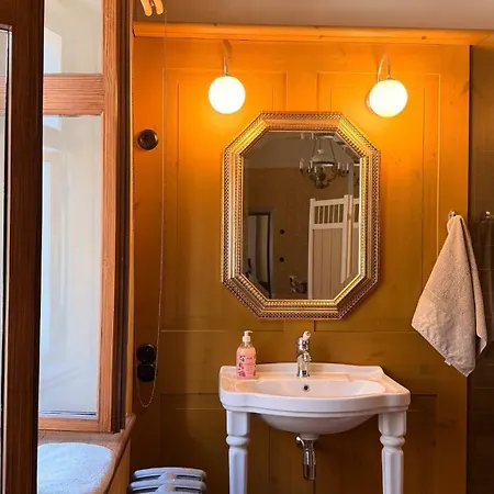 Alexandra, Boutique Old Town Apartman *